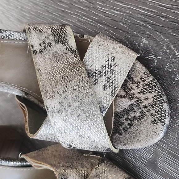 Betsey Johnson Bazar Open Toe Ankle Strap Stacked Heel Sandal Tan/Snake 6 - Picture 7 of 10